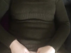 Девчонка в свитере дрочит бойфренду член и мастурбирует клитор