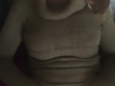 Девчонка в свитере дрочит бойфренду член и мастурбирует клитор