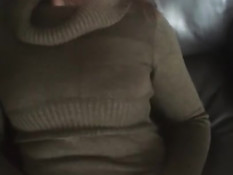 Девчонка в свитере дрочит бойфренду член и мастурбирует клитор