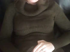 Девчонка в свитере дрочит бойфренду член и мастурбирует клитор