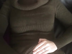Девчонка в свитере дрочит бойфренду член и мастурбирует клитор