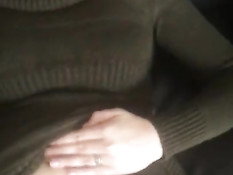 Девчонка в свитере дрочит бойфренду член и мастурбирует клитор