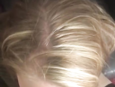 Девчонка в свитере дрочит бойфренду член и мастурбирует клитор