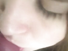 Девчонка в свитере дрочит бойфренду член и мастурбирует клитор