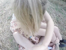 Девчонка в очках на поле дрочит хуй парню и даёт отыметь в киску