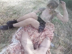 Девчонка в очках на поле дрочит хуй парню и даёт отыметь в киску