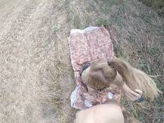 Девчонка в очках на поле дрочит хуй парню и даёт отыметь в киску