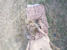 Девчонка в очках на поле дрочит хуй парню и даёт отыметь в киску