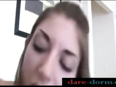 Подружка с модельной внешностью сосёт и ебётся с чёрным парнем