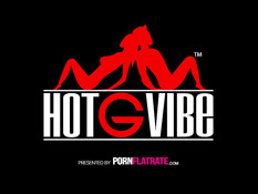 Женщина с короткой стрижкой надевает колготки и ебёт себя дилдо