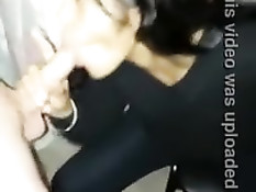 Латиноамериканка в чёрном платье отсасывает и дрочит парням хуи