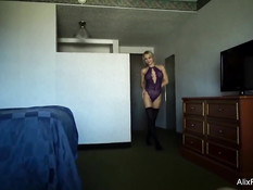 Соблазнительная блондинка Alix Lynx выдрочила сперму на язычок