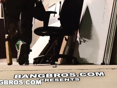 Мужик в парике отымел в анал блондинку с татушками Marsha May