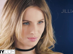 Небритый мужик оттрахал на кровати Jaye Summers и Jillian Janson