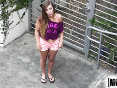 Милая девчонка с пирсингом в пупке Kaylee Banks оттрахана в анал