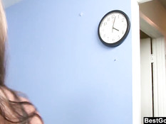 Мужик отодрал на диване возбуждённую сисястую тёлку Mia Lelani