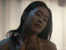 Азиатская девка мастурбировала в ванне, а потом ебалась с парнем