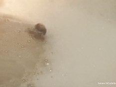 Азиатская девка мастурбировала в ванне, а потом ебалась с парнем