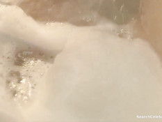 Азиатская девка мастурбировала в ванне, а потом ебалась с парнем