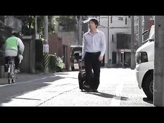 Заботливая японка моет парня в душе и дрочит хуй в тёплой ванне