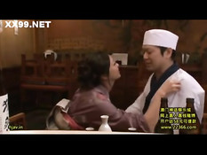 Парень на кровати делает фистинг своей худой азиатской подруге