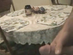 Азиатская жена отсасывает выбритый член словно сладкую конфету