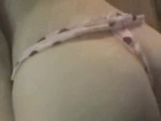 Азиатская жена отсасывает выбритый член словно сладкую конфету