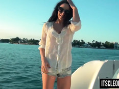 Темноволосая студентка с тату на пояснице мастурбировала на яхте