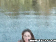 Девчонка раздевается и мастурбирует на заднем сиденье в машине