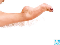 Атлетичная брюнетка с большой грудью Denise Masino теребит киску