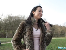 Снял в парке девушку из Бразилии Francys Belle и отымел в машине