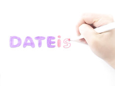 Брюнеточка с татуировкой на плече знает что такое оральный секс