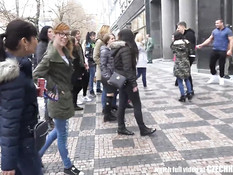 Пришедшие на секс вечеринку чешские девки охотно делают минет