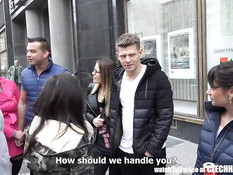 Пришедшие на секс вечеринку чешские девки охотно делают минет