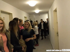 Пришедшие на секс вечеринку чешские девки охотно делают минет