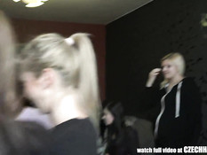 Пришедшие на секс вечеринку чешские девки охотно делают минет