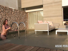 Мужик возле бассейна ебёт в анал грудастую девку Aische Pervers