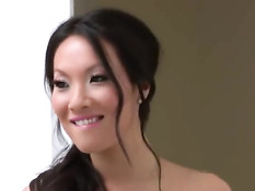 Горячую штучку Asa Akira залили спермой во время ганг банг оргии