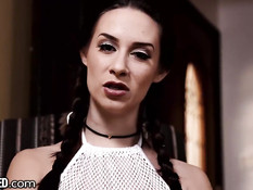 Девушка с косичками Cassidy Klein делает глубокий минет и дрочит