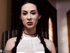 Девушка с косичками Cassidy Klein делает глубокий минет и дрочит