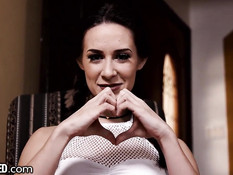 Девушка с косичками Cassidy Klein делает глубокий минет и дрочит