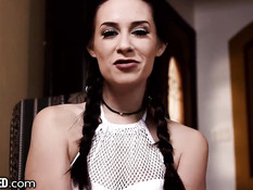 Девушка с косичками Cassidy Klein делает глубокий минет и дрочит