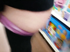 Блондинка делает бойфренду минет и даёт кончить на бритый лобок