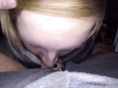 Блондинка делает бойфренду минет и даёт кончить на бритый лобок