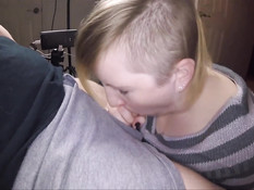 Блондинка делает бойфренду минет и даёт кончить на бритый лобок