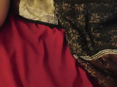 Девушка со светлыми волосами делает минет расслабленному парню