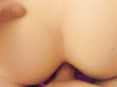 Девушка со светлыми волосами делает минет расслабленному парню