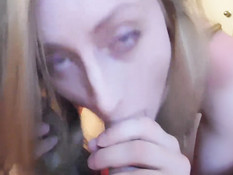 Девушка со светлыми волосами делает минет расслабленному парню