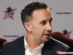 Блондинка Jillian Janson снимает с мужчины брюки и делает минет