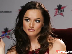 Блондинка Jillian Janson снимает с мужчины брюки и делает минет